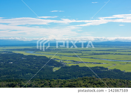 從秋田縣男鹿半島的干峰山頂可以欣賞到日本海和鄉村景色的壯麗景色。 142867589