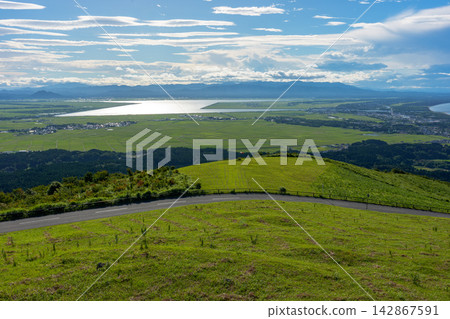 從秋田縣男鹿半島的干峰山頂可以欣賞到日本海和鄉村景色的壯麗景色。 從秋田縣男鹿半島的干峰山頂可以欣賞到日本海和鄉村景色的壯麗景色。 142867591