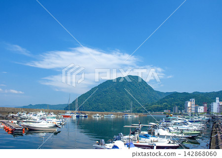 Beppu Fishing Port and Mount Takasaki Beppu Fishing Port and Mount Takasaki 142868060