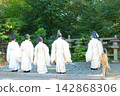 Shinto priests in white robes 142868306