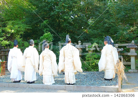 Shinto priests in white robes Shinto priests in white robes 142868306