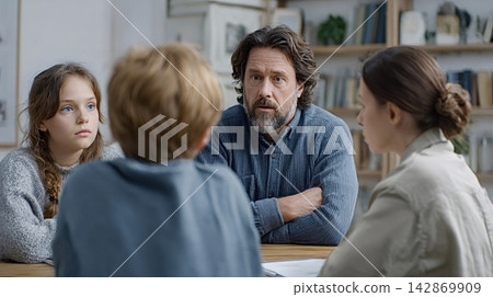 Family counseling session addressing difficult conversation with children Family counseling session addressing difficult conversation with children 142869909
