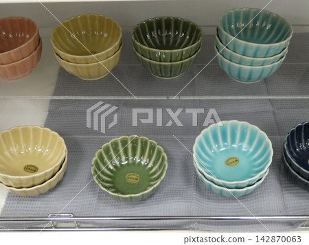 長崎縣波佐見町波佐見燒陶器所製作的彩色小盤子。 142870063