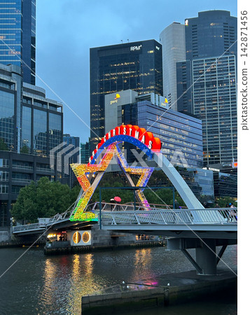 Christmas light display on a bridge in Melbourne city at dusk Christmas light display on a bridge in Melbourne city at dusk 142871456