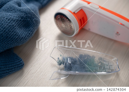 Cleaning the lint remover. Consumption is sustainable. Cleaning the lint remover. Consumption is sustainable. 142874304