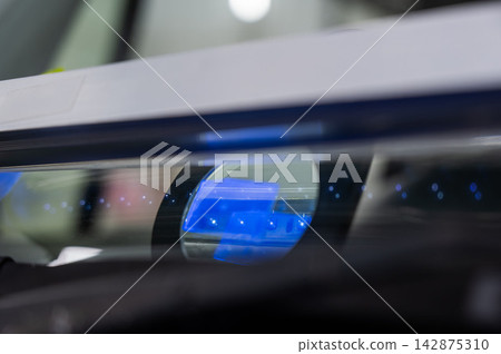 Windshield chip repair. A UV lamp dries the resin in the crack. Windshield chip repair. A UV lamp dries the resin in the crack. 142875310