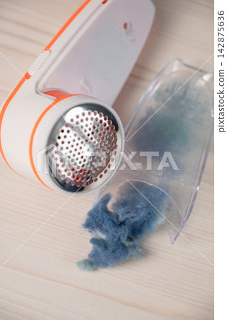 Cleaning the lint remover. Consumption is sustainable. Cleaning the lint remover. Consumption is sustainable. 142875636