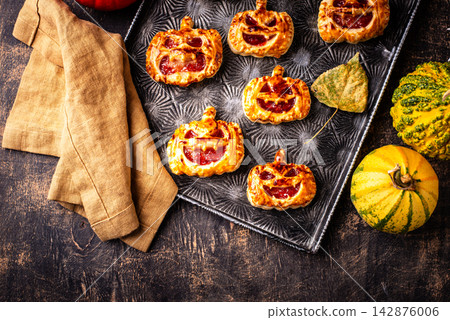 Halloween mini pies in shape of pumpkin Jack-o-lantern Halloween mini pies in shape of pumpkin Jack-o-lantern 142876006