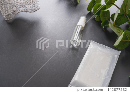 為噴霧瓶和衛生用品設計的醒目文字空間,使其在黑色背景下更加突出。 為噴霧瓶和衛生用品設計的醒目文字空間,使其在黑色背景下更加突出。 142877282