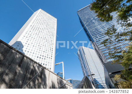 西新宿高樓林立的夏日景色。 西新宿高樓林立的夏日景色。 142877852