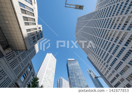 西新宿高樓林立的夏日景色。 142877853