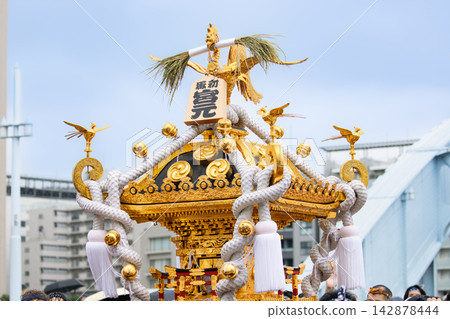 在富岡八幡宮一年一度的祭典期間,便攜式神社將穿過永泰橋。 在富岡八幡宮一年一度的祭典期間,便攜式神社將穿過永泰橋。 142878444