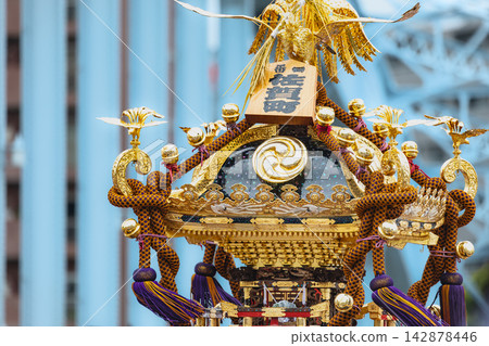 在富岡八幡宮一年一度的祭典期間,便攜式神社將穿過永泰橋。 在富岡八幡宮一年一度的祭典期間,便攜式神社將穿過永泰橋。 142878446