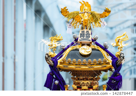 在富岡八幡宮一年一度的祭典期間,便攜式神社將穿過永泰橋。 在富岡八幡宮一年一度的祭典期間,便攜式神社將穿過永泰橋。 142878447