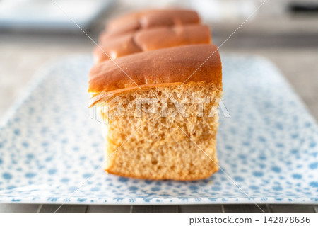 The soft appearance of the entire loaf of bread, which has been baked to a fine texture. The soft appearance of the entire loaf of bread, which has been baked to a fine texture. 142878636