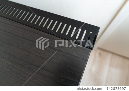 家具頂部後方設有開槽式電纜管理面板。 家具頂部後方設有開槽式電纜管理面板。 142878697