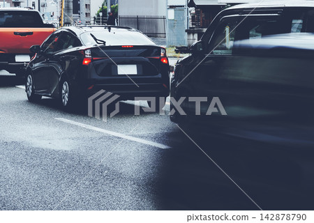 一排汽車的景象 一排汽車的景象 142878790
