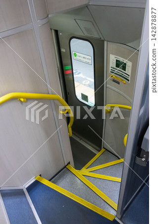 湘南新宿線綠色車廂:樓梯與平台 湘南新宿線綠色車廂:樓梯與平台 142878877