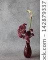 Purple flower arrangement 142879337