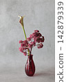 Purple flower arrangement 142879339
