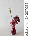 Purple flower arrangement 142879554