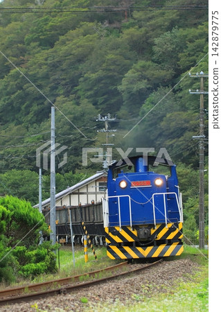A crushed stone transport train pulled by Iwate Development Railway's DD5653 locomotive powerfully traverses a mountainous section of the region. (Photographed on September 11, 2026) A crushed stone transport train pulled by Iwate Development Railway's DD5653 locomotive powerfully traverses a mountainous section of the region. (Photographed on September 11, 2026) 142879775