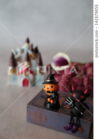 Flowers and decorations create a Halloween theme. Flowers and decorations create a Halloween theme. 142879858