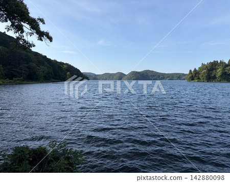 安靜的湖邊 安靜的湖邊 142880098