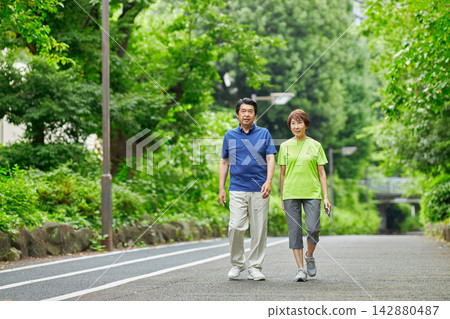 一對老年夫婦外出散步 一對老年夫婦外出散步 142880487