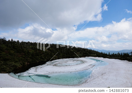 八幡平的雪山龍眼;鏡沼池中閃閃發光的藍色龍眼。 八幡平的雪山龍眼;鏡沼池中閃閃發光的藍色龍眼。 142881073