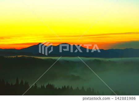 The sunrise over the Kizawa Satoyama area in Echigo-Kawaguchi, Niigata Prefecture, floating in a sea of clouds. The sunrise over the Kizawa Satoyama area in Echigo-Kawaguchi, Niigata Prefecture, floating in a sea of clouds. 142881986