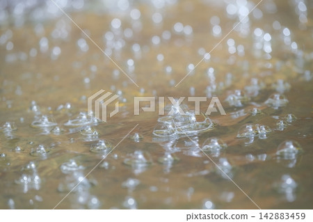 水花和氣泡的圖片素材 142883459