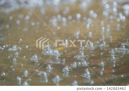 水花和氣泡的圖片素材 水花和氣泡的圖片素材 142883462