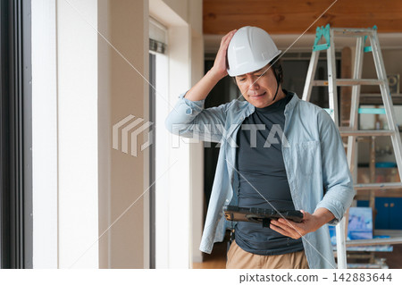 在建築地盤工作的工人 在建築地盤工作的工人 142883644