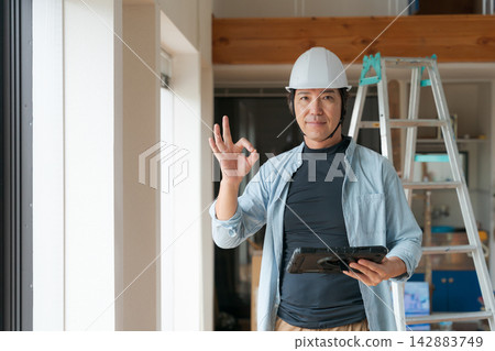 在建築地盤工作的工人 在建築地盤工作的工人 142883749