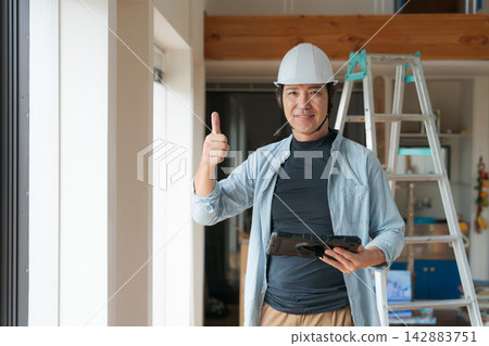 在建築地盤工作的工人 在建築地盤工作的工人 142883751
