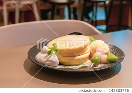 蓬鬆的煎餅配抹茶冰淇淋 蓬鬆的煎餅配抹茶冰淇淋 142883776