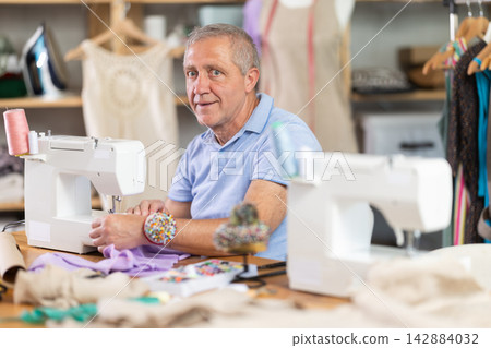 Senior man tailor at work Senior man tailor at work 142884032
