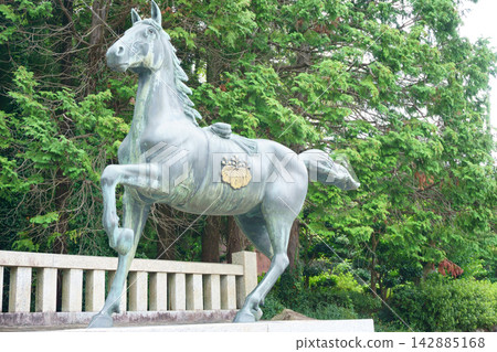 Harina Shrine, 3 sacred horses at the west entrance to the shrine, procession of sacred jewels Harina Shrine, 3 sacred horses at the west entrance to the shrine, procession of sacred jewels 142885168