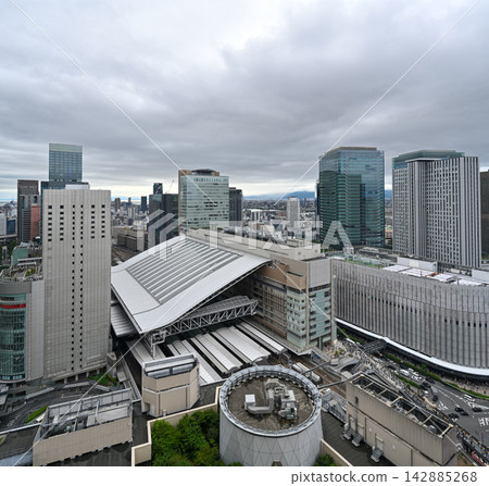 大阪梅田陰天，可以遠眺JR大阪站巨大的屋頂和周圍的摩天大樓。 [大阪風景照] 142885268
