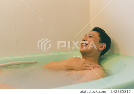 A full-body bath for a man in his 40s A full-body bath for a man in his 40s 142885815