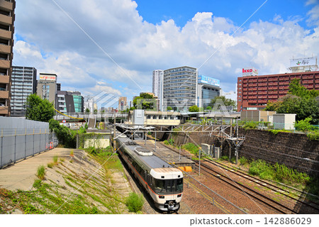 愛知縣：名古屋城市景觀 - 特急信濃列車停靠在 JR 千種站。 142886029