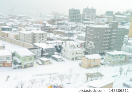 在飄落的雪花中,隱約可見北海道小樽的雪景。 在飄落的雪花中,隱約可見北海道小樽的雪景。 142886211
