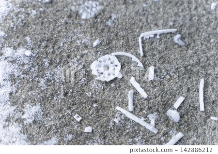 北海道小樽市的路面上散落著細小的冰雪碎片。 142886212