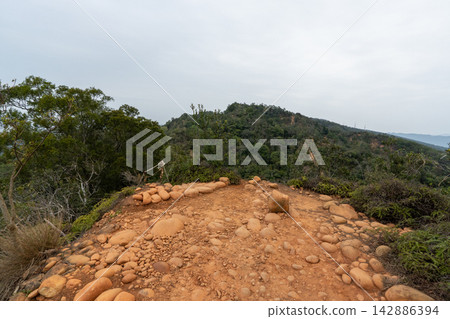 台灣第35座小山峰火岩山登山路線沿途風景。 142886394