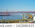 大阪灣地區:日本最長的桁架橋-港大橋的美景。 大阪灣地區:日本最長的桁架橋-港大橋的美景。 142886425