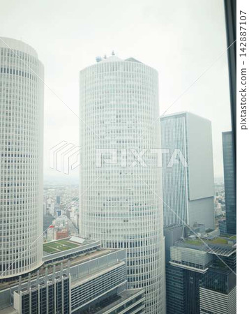 摩天大樓的城市景觀 摩天大樓的城市景觀 142887107