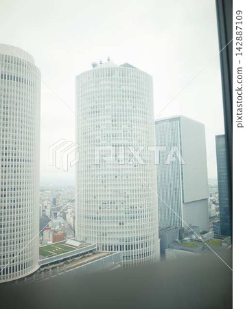 摩天大樓的城市景觀 摩天大樓的城市景觀 142887109