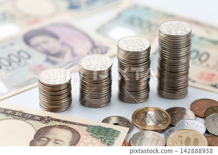 Asset management/investment plan image (bar graph of 100 yen coins) Asset management/investment plan image (bar graph of 100 yen coins) 142888938
