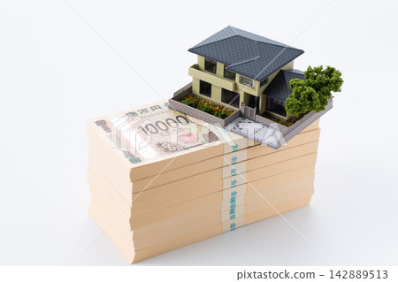 一疊800萬日圓鈔票和一個模型房 一疊800萬日圓鈔票和一個模型房 142889513